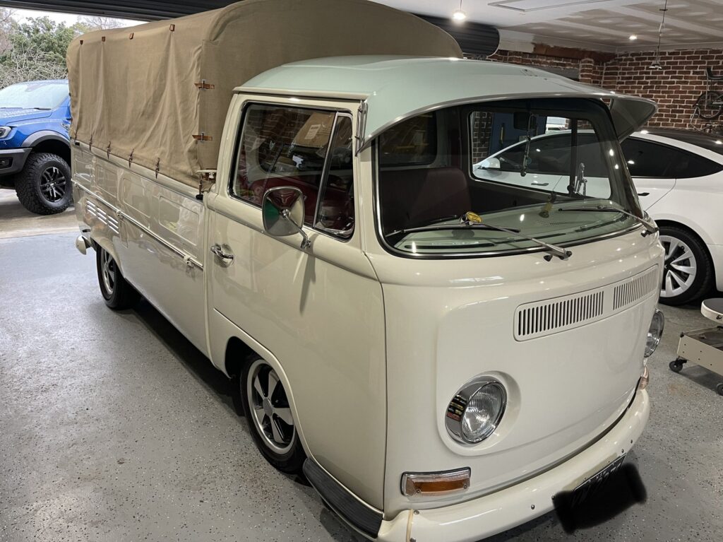 1971 Volkswagen Kombi Cream/mint