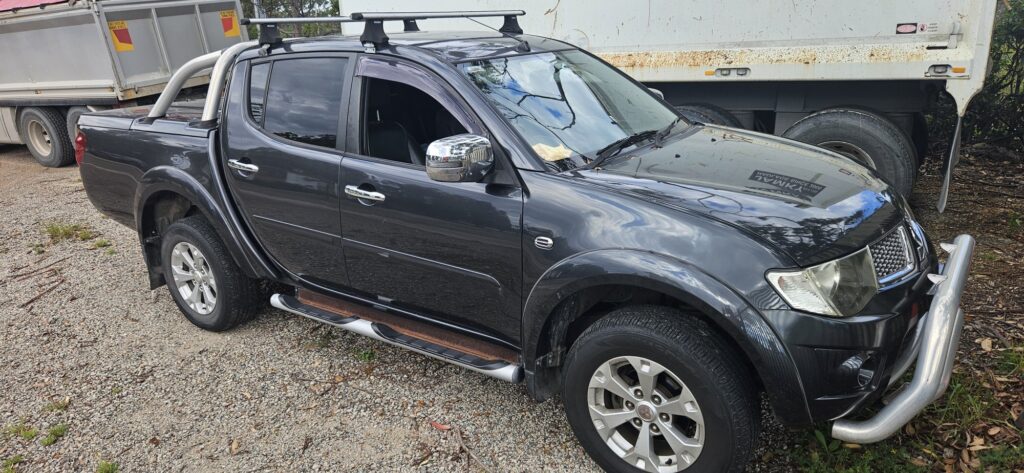 2014 Mitsubishi Triton Dark grey