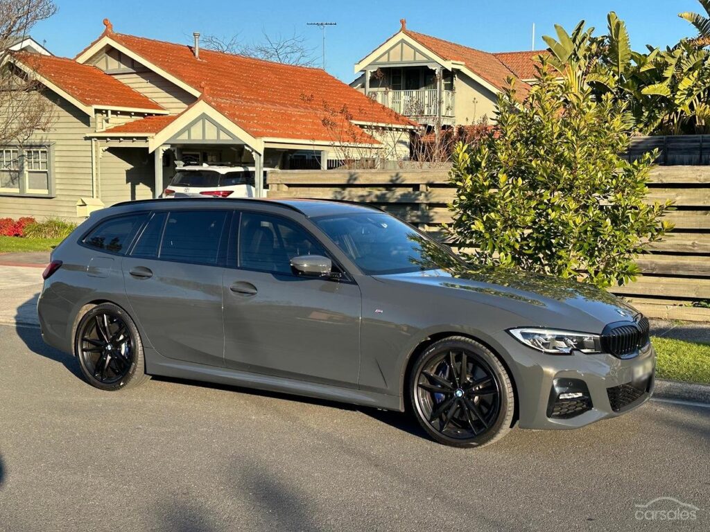 2022 BMW 3 Series Grey / black